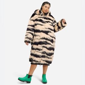 UGG Koko Oversized Faux Fur Coat Cream Black Tiger Size M/L Comfy Cozy Winter